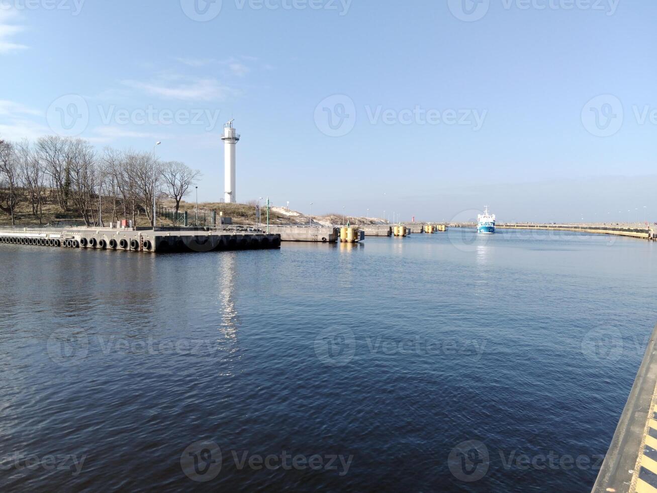 tar en promenad längs de hamn och pir i kolobrzeg, Polen, erbjudanden en härlig erfarenhet med pittoresk visningar av de baltic hav och de livliga havs aktivitet. foto