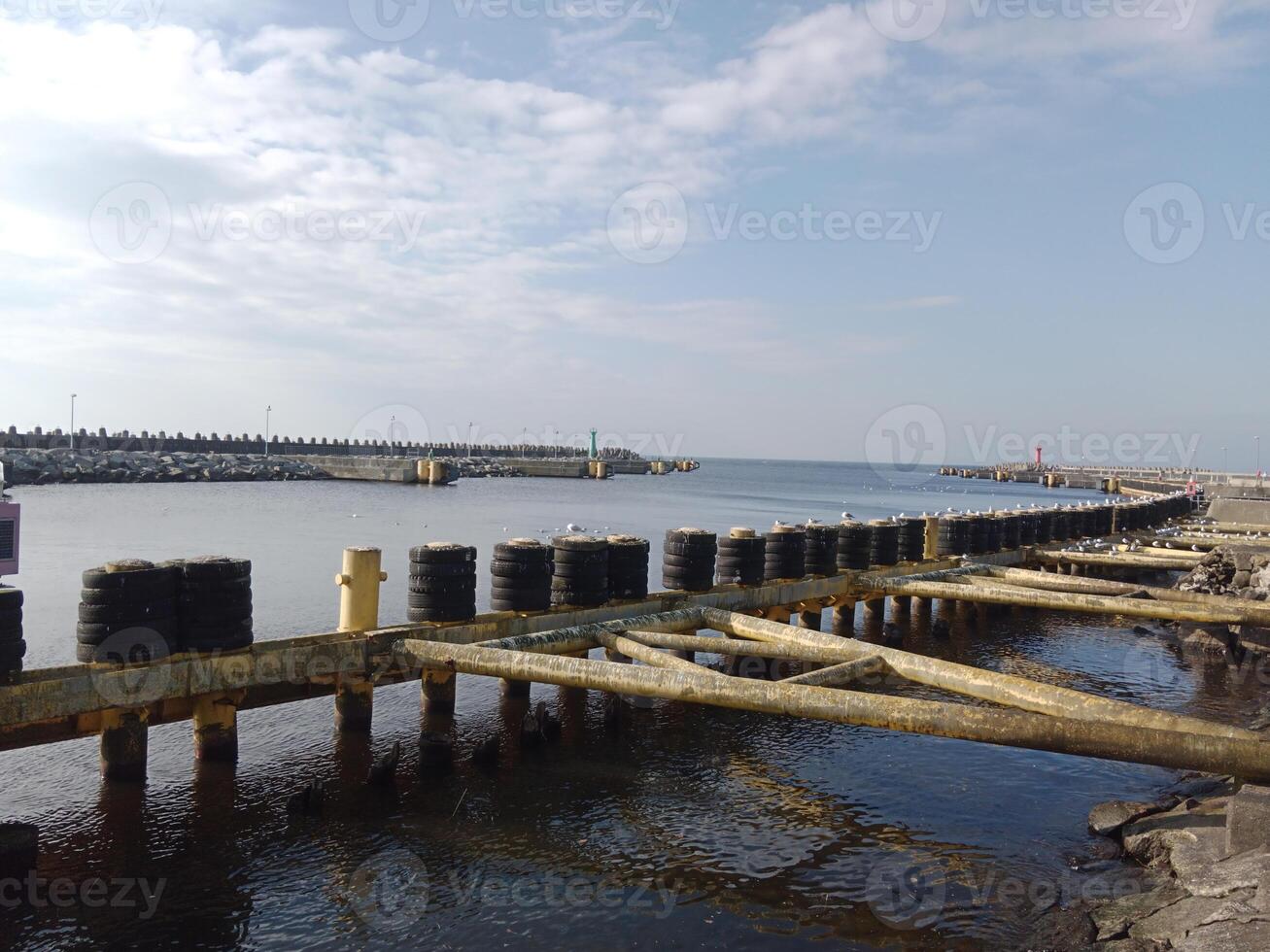 tar en promenad längs de hamn och pir i kolobrzeg, Polen, erbjudanden en härlig erfarenhet med pittoresk visningar av de baltic hav och de livliga havs aktivitet. foto