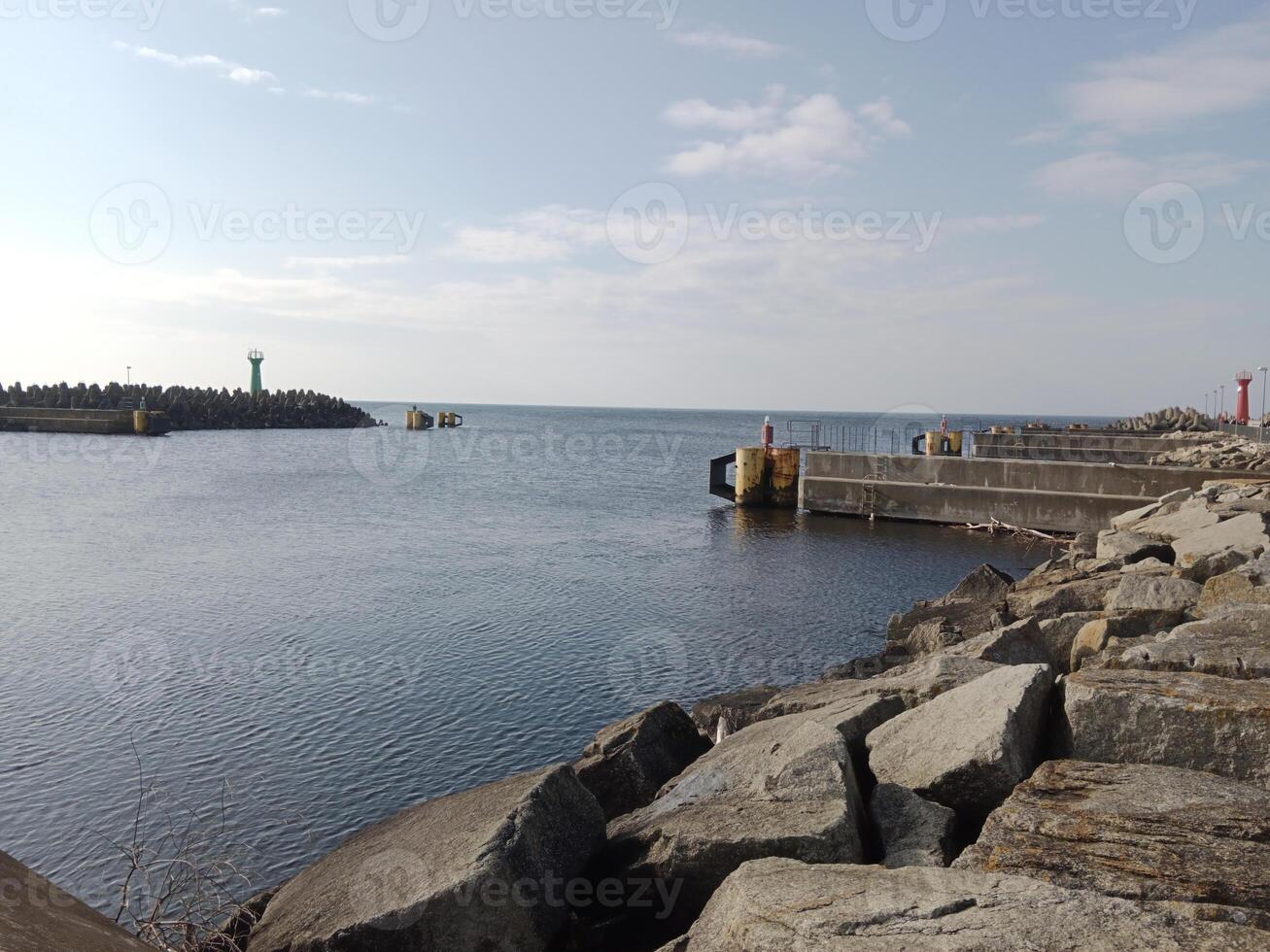 tar en promenad längs de hamn och pir i kolobrzeg, Polen, erbjudanden en härlig erfarenhet med pittoresk visningar av de baltic hav och de livliga havs aktivitet. foto