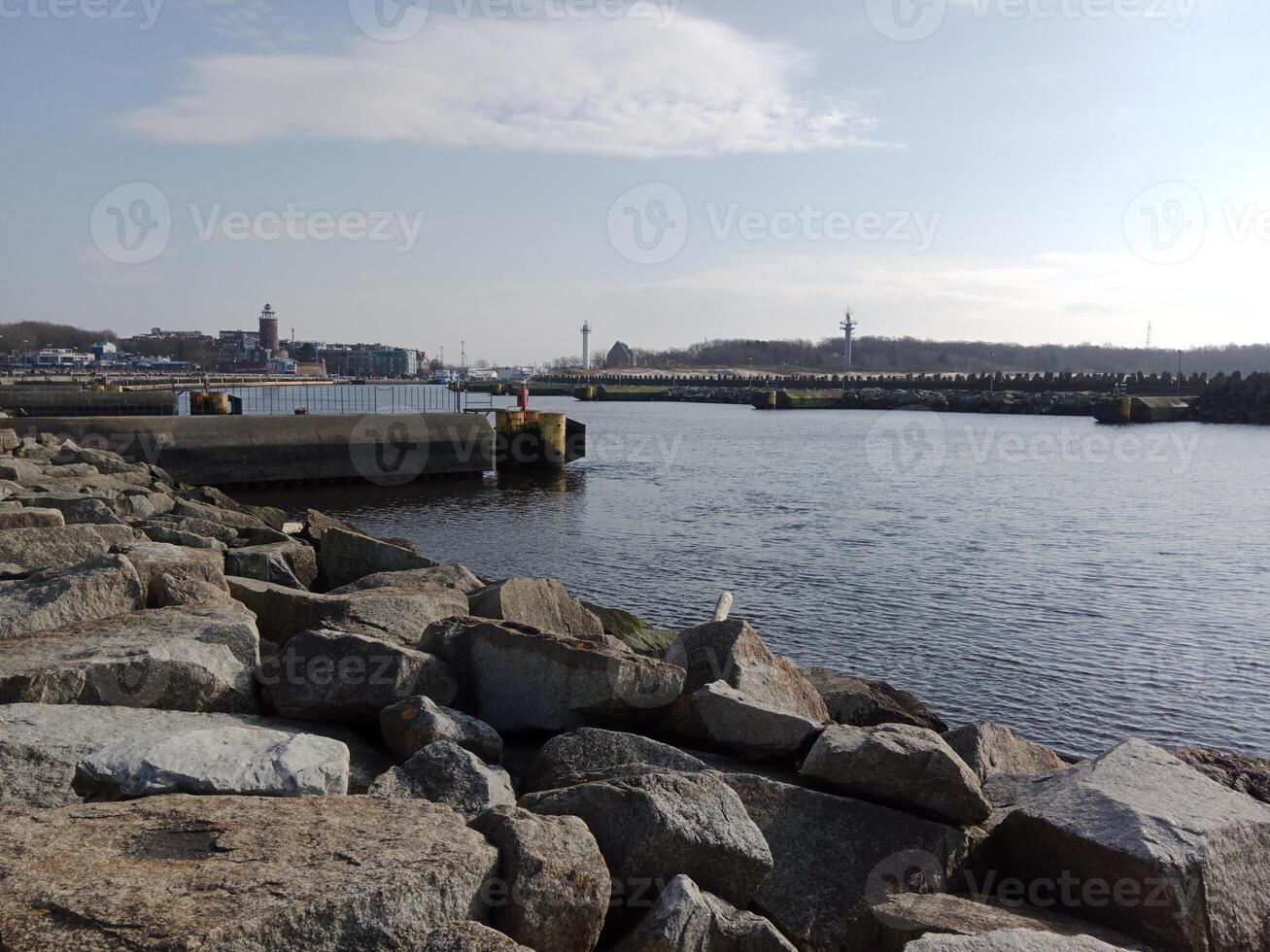 tar en promenad längs de hamn och pir i kolobrzeg, Polen, erbjudanden en härlig erfarenhet med pittoresk visningar av de baltic hav och de livliga havs aktivitet. foto