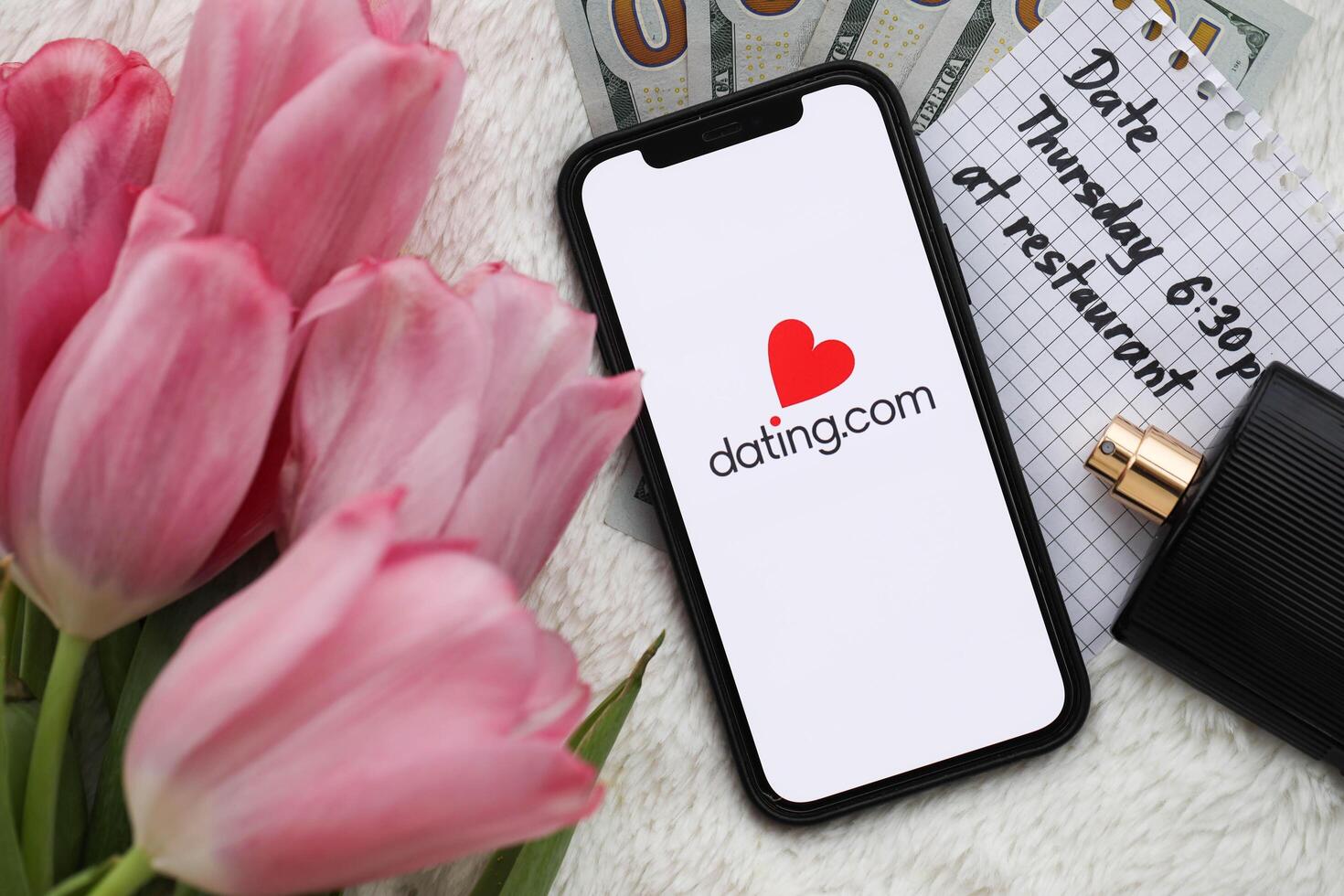 Kiev, ukraina - februari 23, 2024 datingcom logotyp av känd dejting hemsida eller app på iphone visa foto