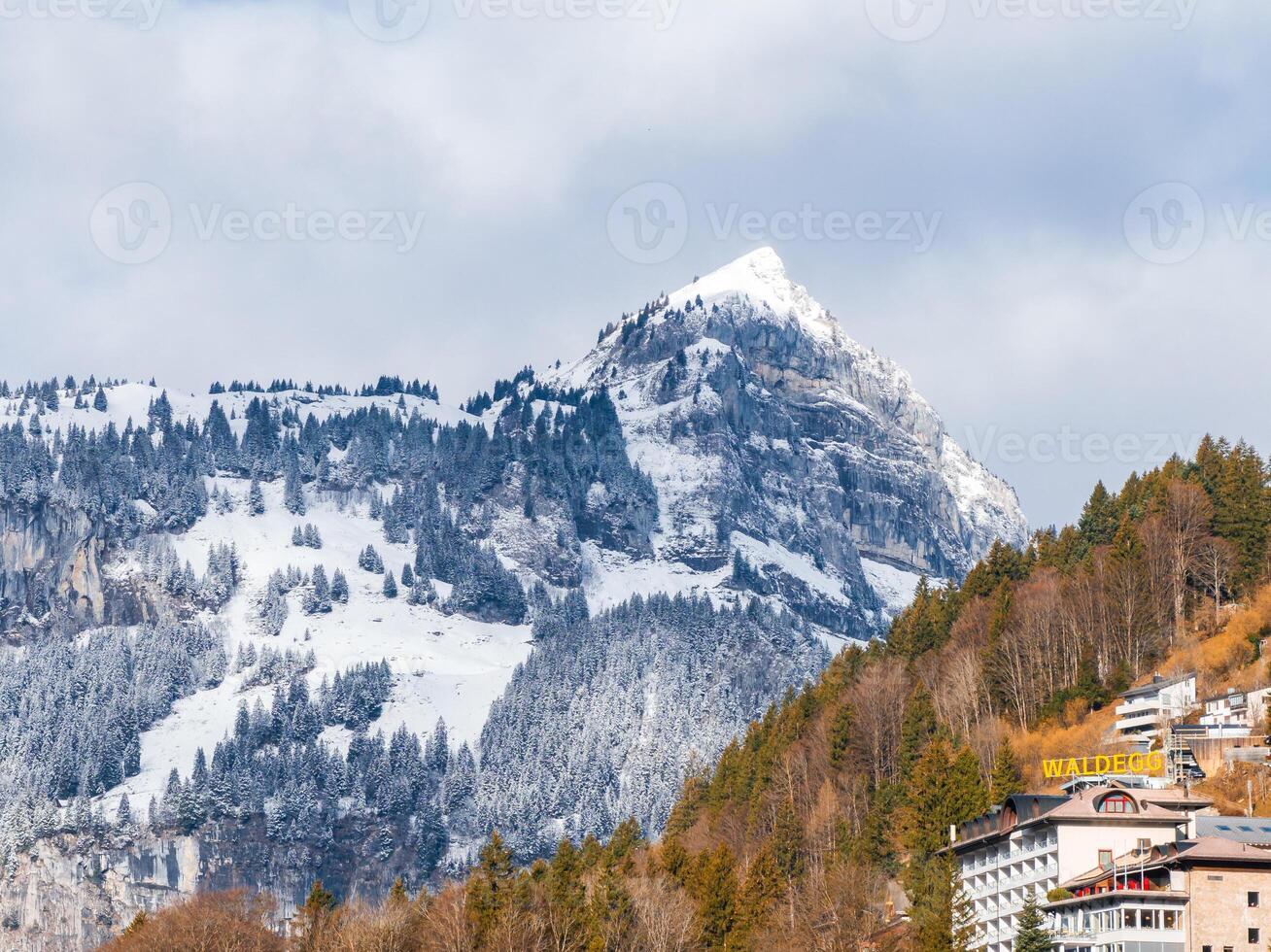 vinter- sagoland i engelberg med waldegg hotell och snöig toppar foto