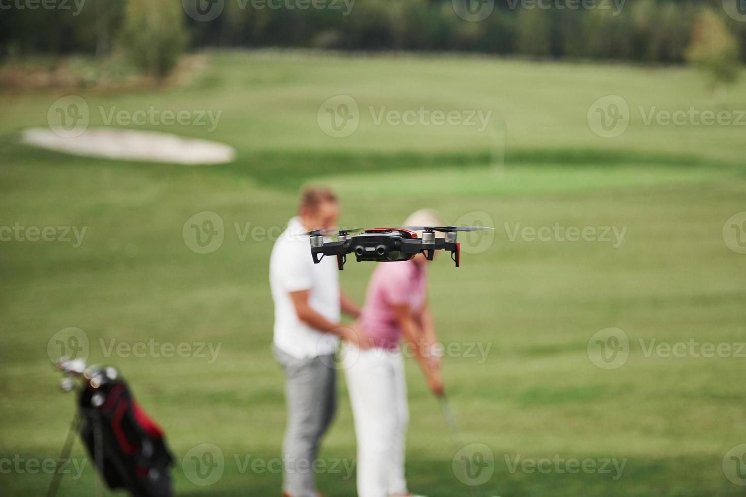 grupp snygga vänner på golfbanan lär sig spela ett nytt spel foto