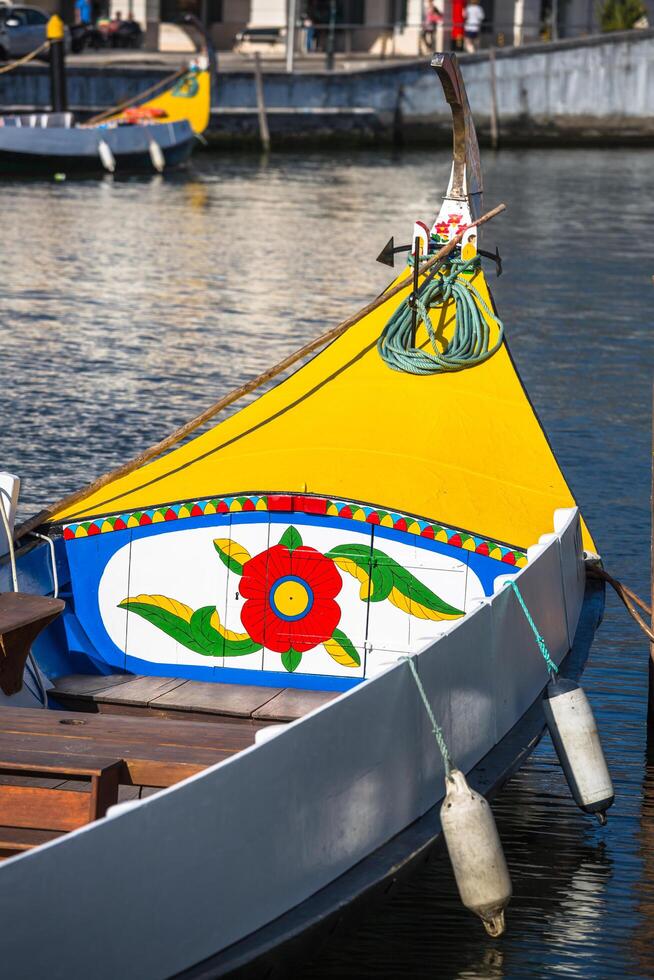 typisk moliceiro, gondoler, i vouga flod. aveiro, portugal foto