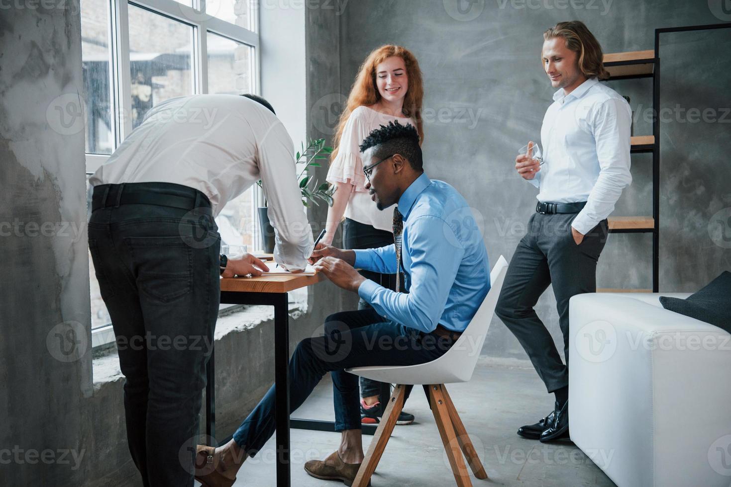 kontorsanställda laddade med arbete och skriva rutinrapporter foto