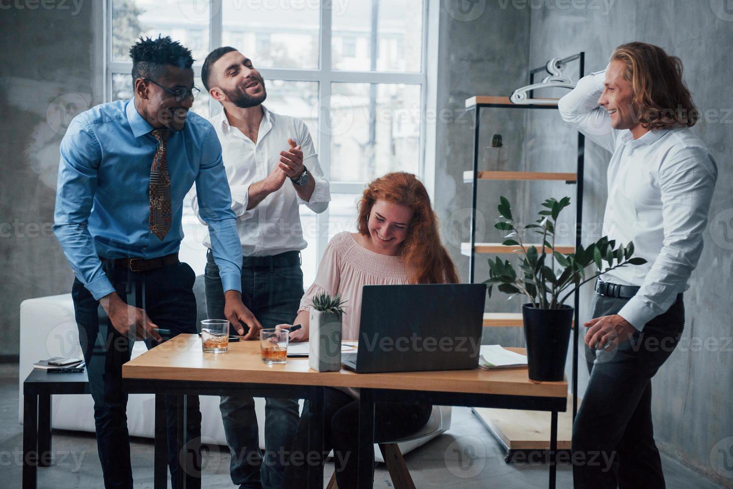 förälskade människor på vägen. ungt företag team som arbetar på ett projekt med laptop på bordet och leende foto