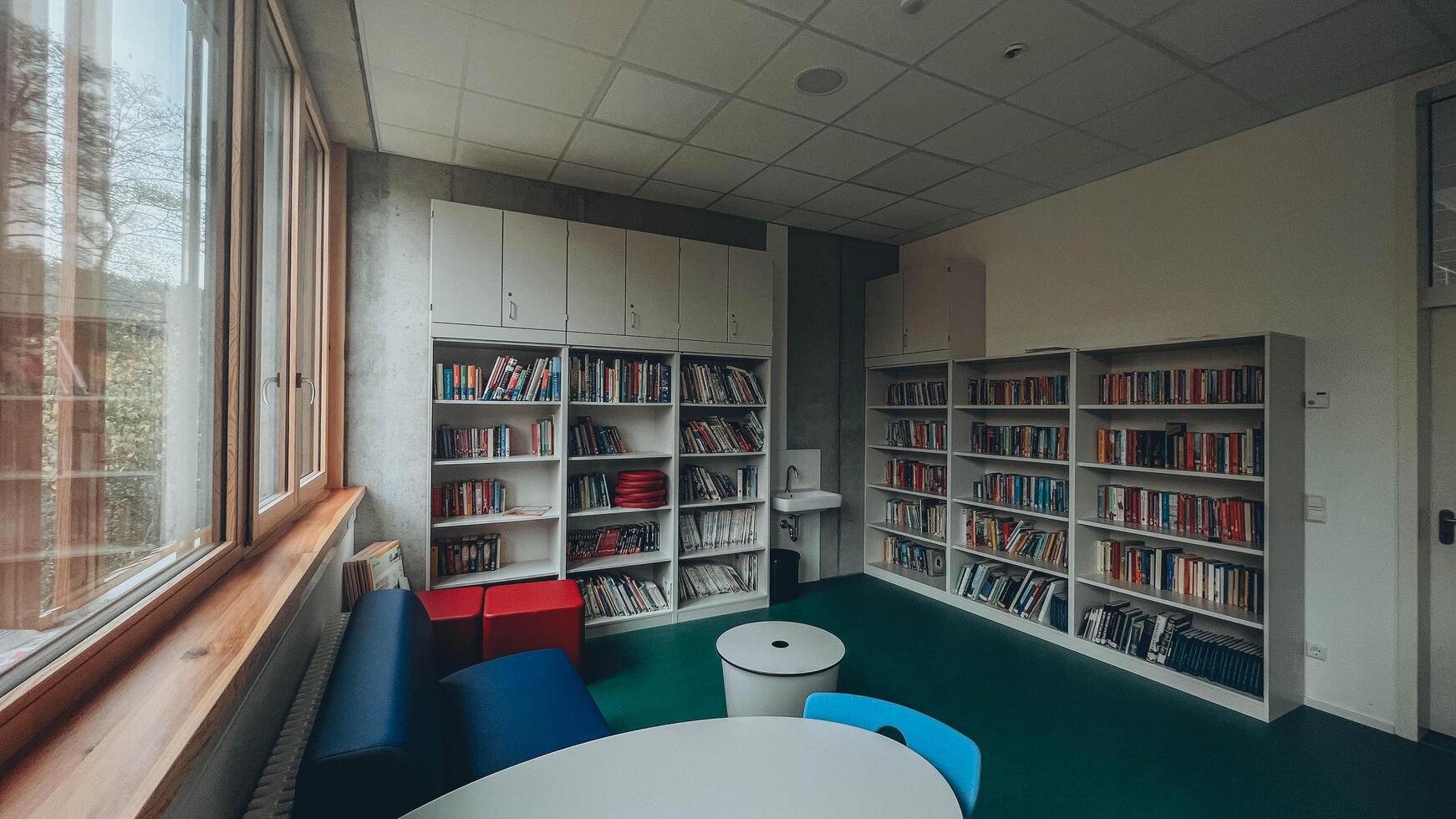 schwabisch gmund, Tyskland-november 12,2022. skola bibliotek i en tysk skola foto