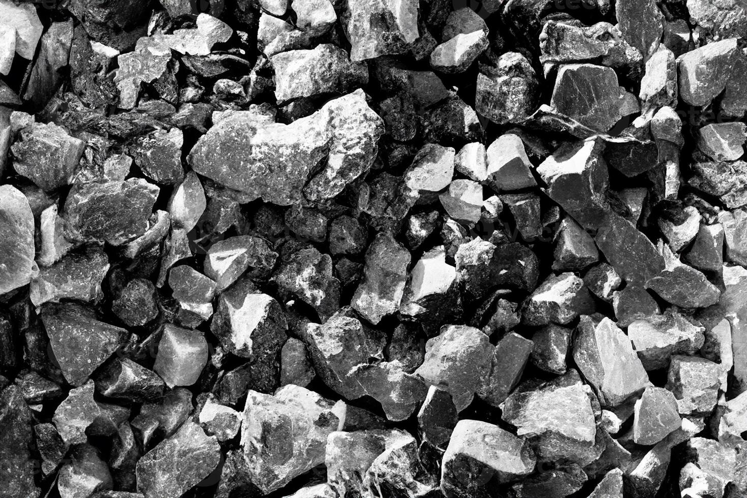makro stänga upp av mycket liten svart sten fragment i en högen av stenar.. foto