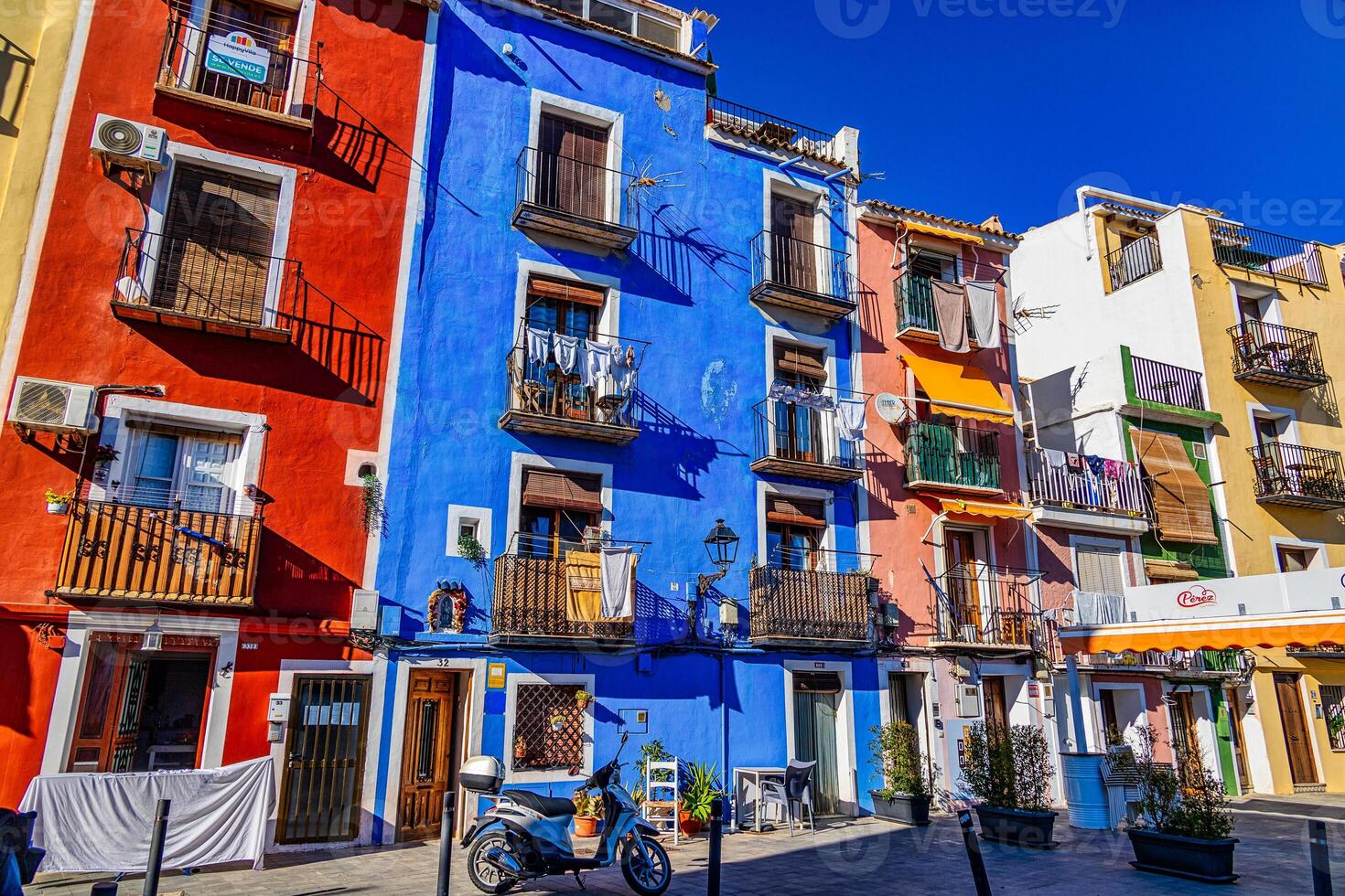 färgrik stad landskap från de stad av villajoyosa i Spanien foto