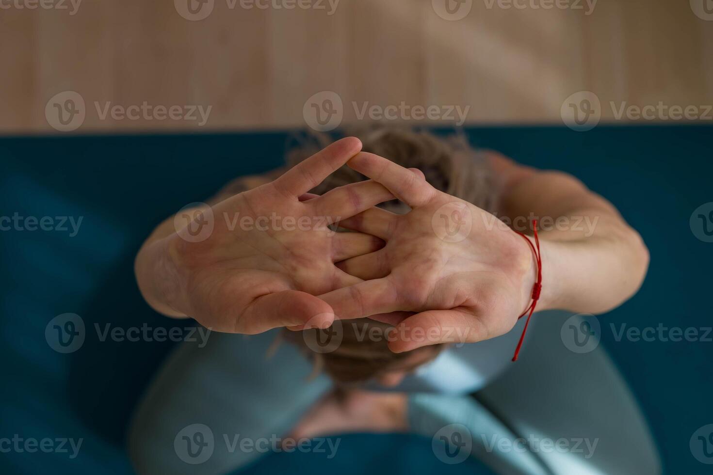 en 50-åring kvinna gör yoga på Hem foto