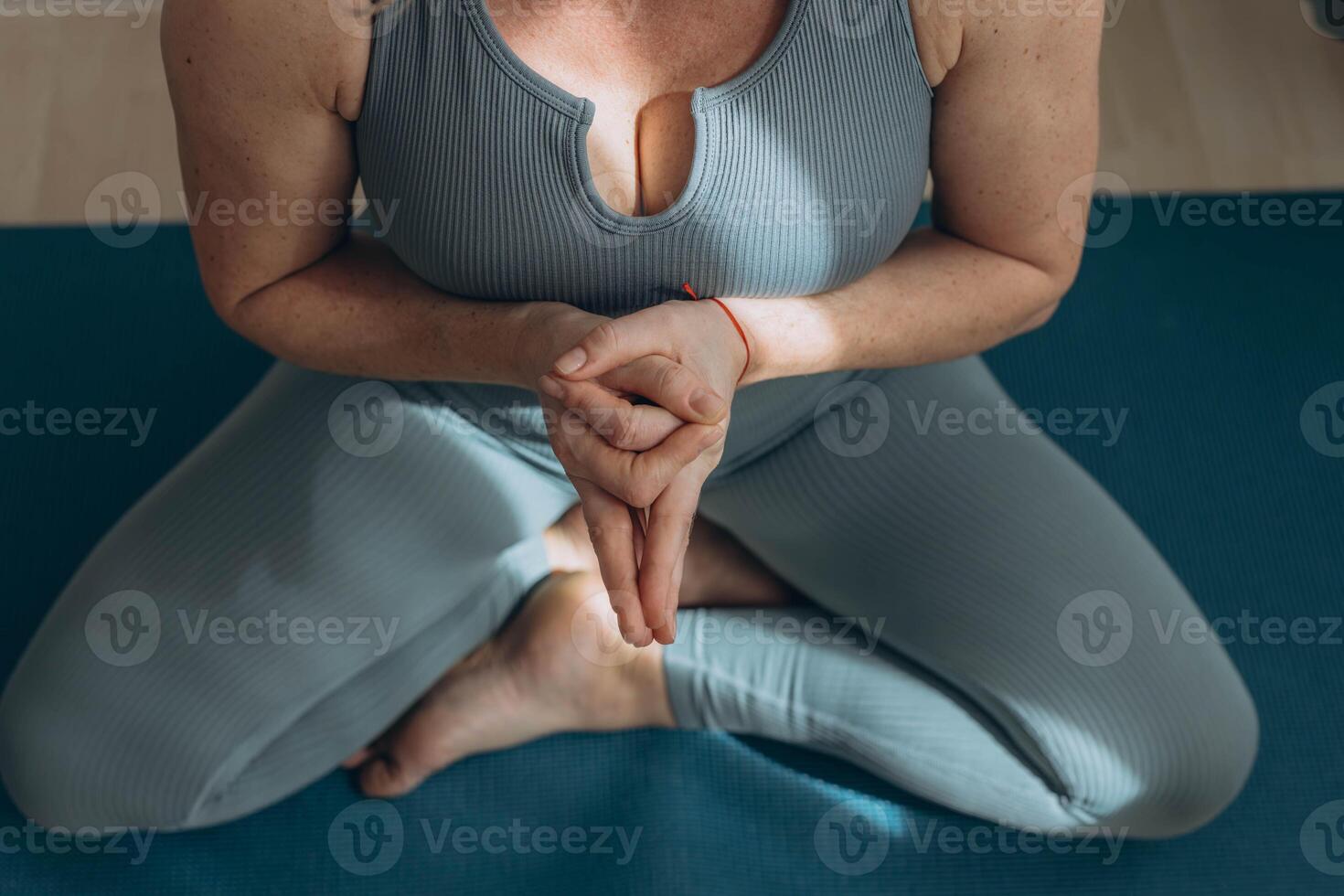 en 50-åring kvinna gör yoga på Hem foto