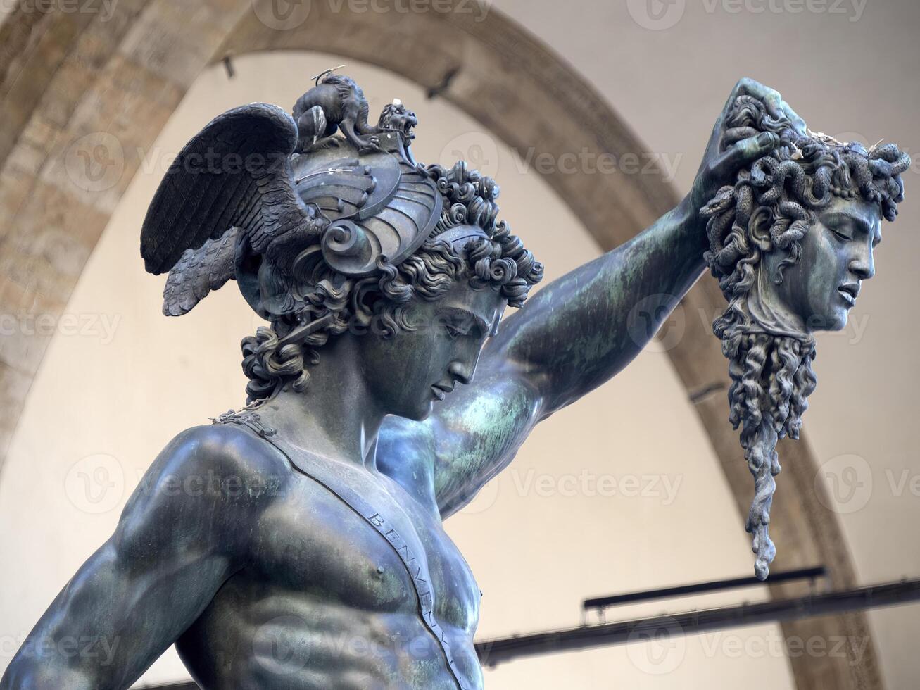 detalj av perseus innehav huvud av medusa, brons staty i loggia de lanzi, piazza della Signoria, Florens, Italien. isolerat på vit foto