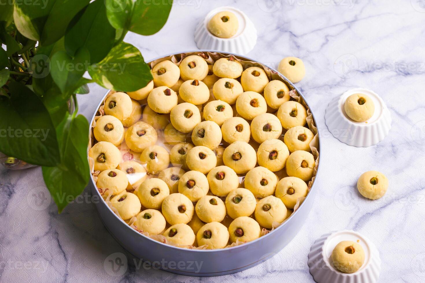 shukalama eller rasgulla eras i en maträtt isolerat på grå bakgrund topp se av desserter foto