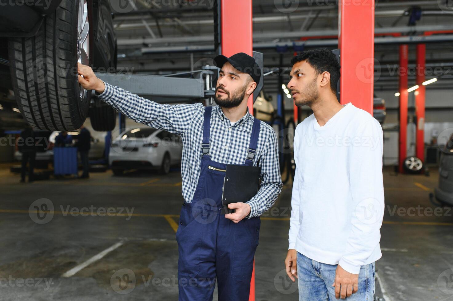 mekaniker, bil underhåll på garage - begrepp av i god tid kund service, bil underhåll och handla överensstämmelse. foto