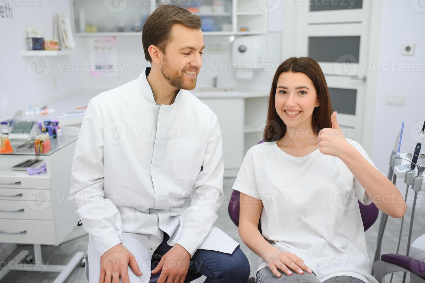 ung leende kvinna med vackert tänder, har en dental inspektion foto