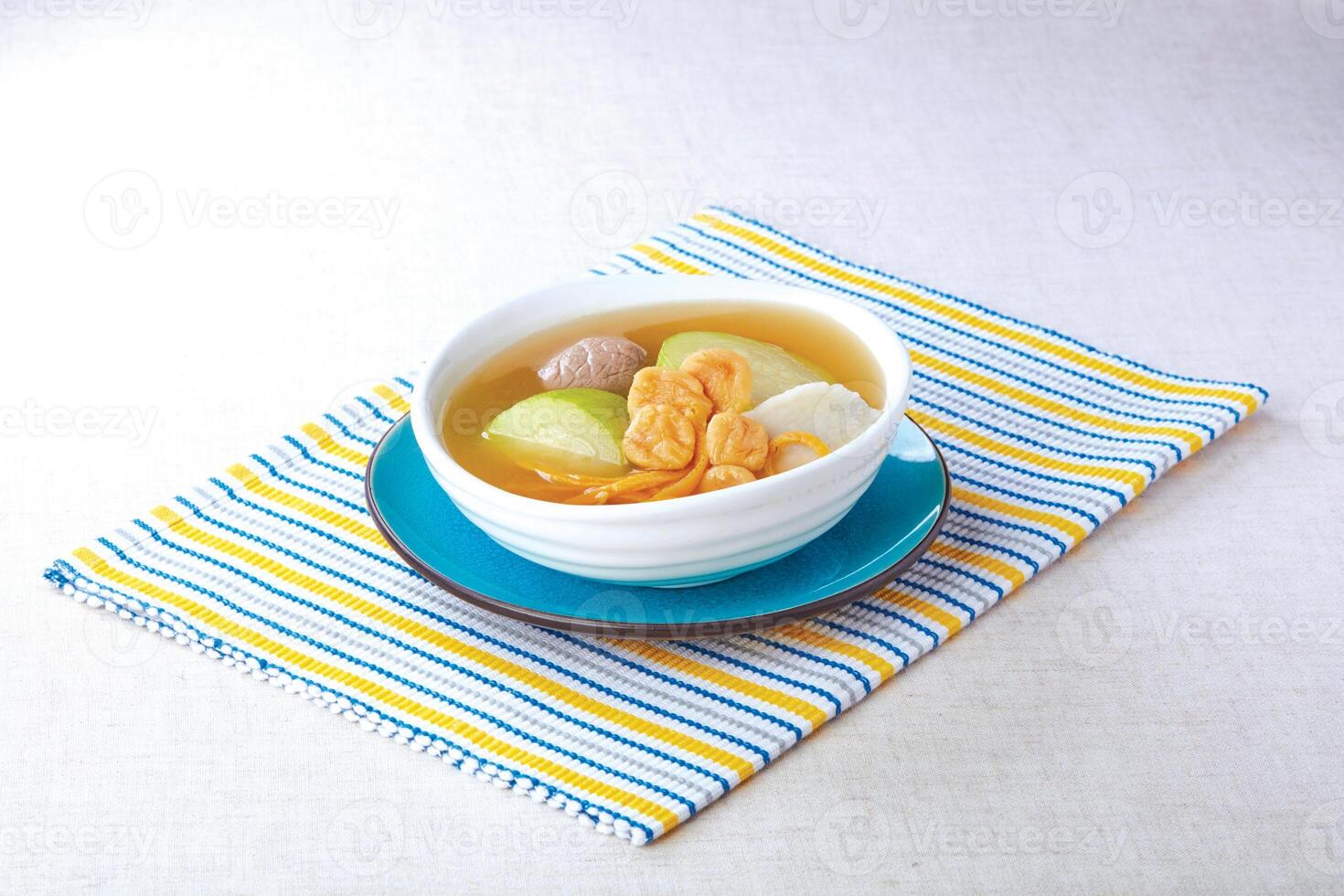 Sol måne fisk, huaishan festival melon och fläsk sena soppa eras i en skål isolerat på servett sida se av hong kong mat foto