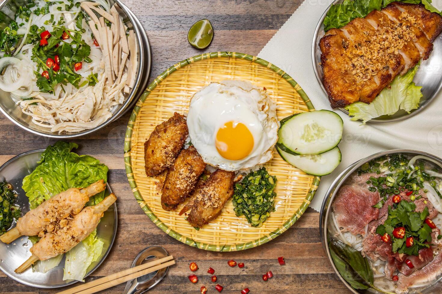 kyckling vingar med friterad ägg solig sida upp och ris, vietnamese socker sockerrör med räkor, grillad fläsk käke biff, hanoi sällsynt nötkött pho och strimlad kyckling och korv pho foto