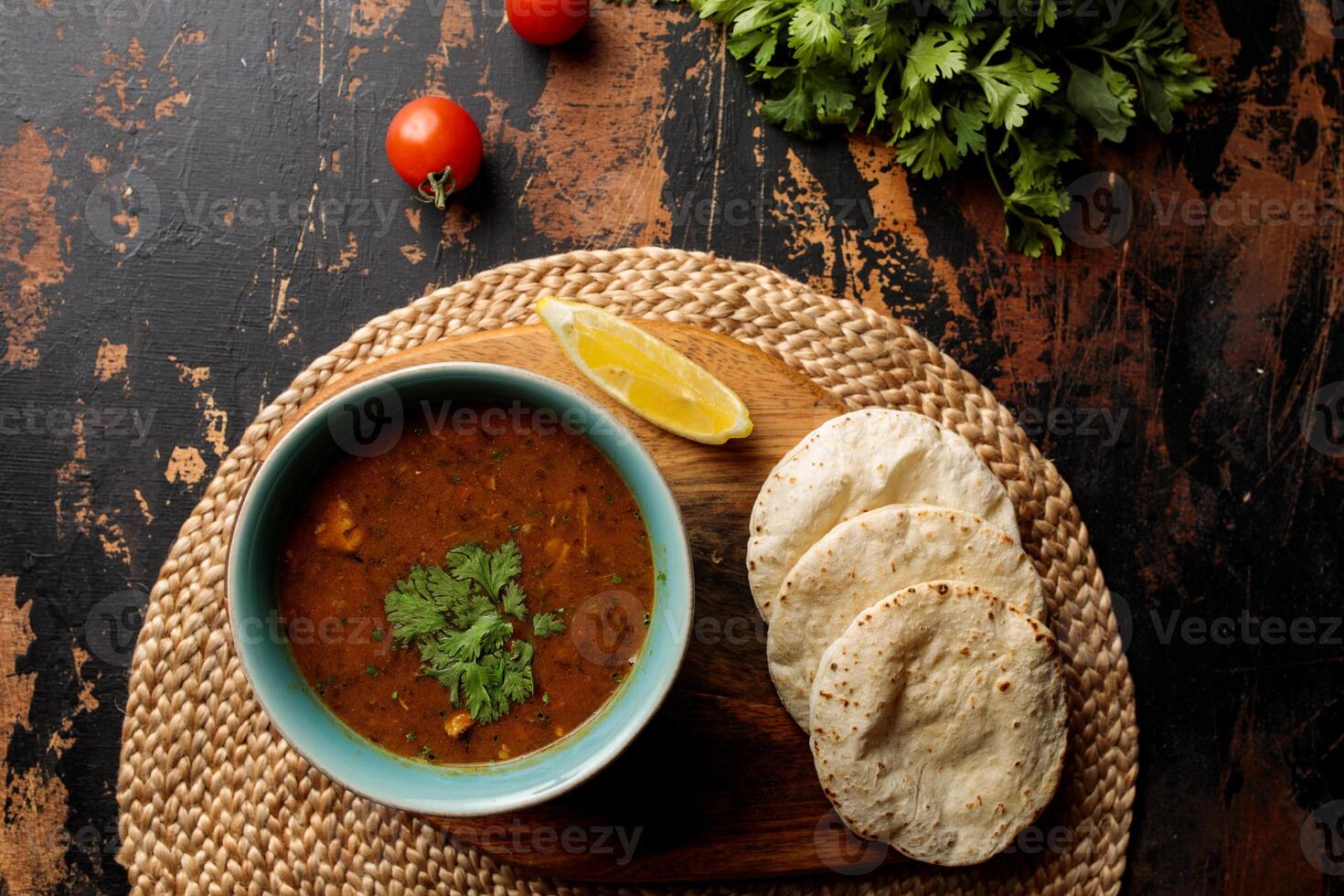 harira soppa med bröd, roti, kalk och tomat körsbär eras i maträtt isolerat på tabell topp se av arabicum frukost foto