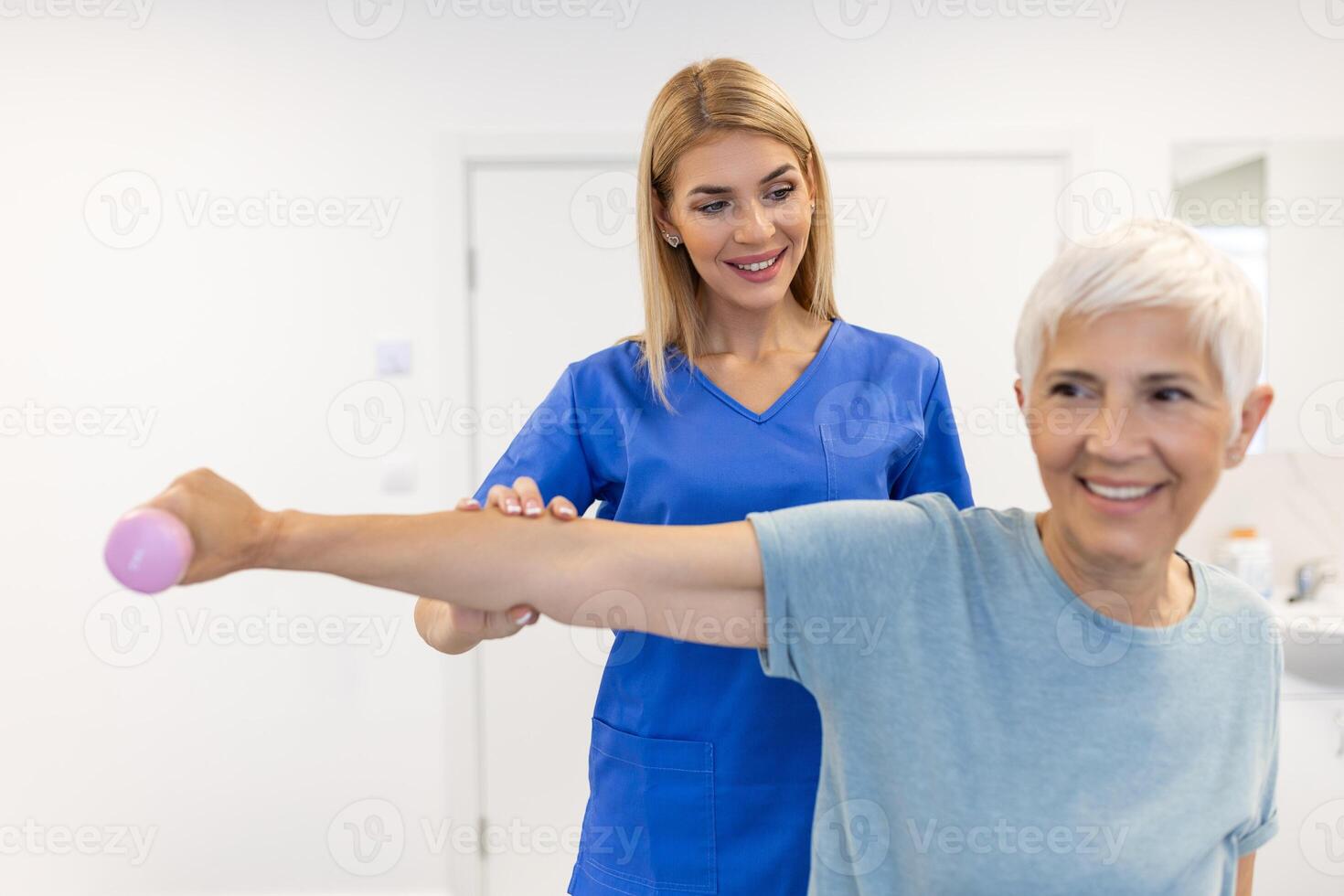 medicinsk, Träning och fysioterapi med hantel och gammal kvinna med sjuksköterska för rehabilitering, Stöd och pensionering. sjukvård, hjälp och fysisk terapi med patient och läkare i amning Hem foto