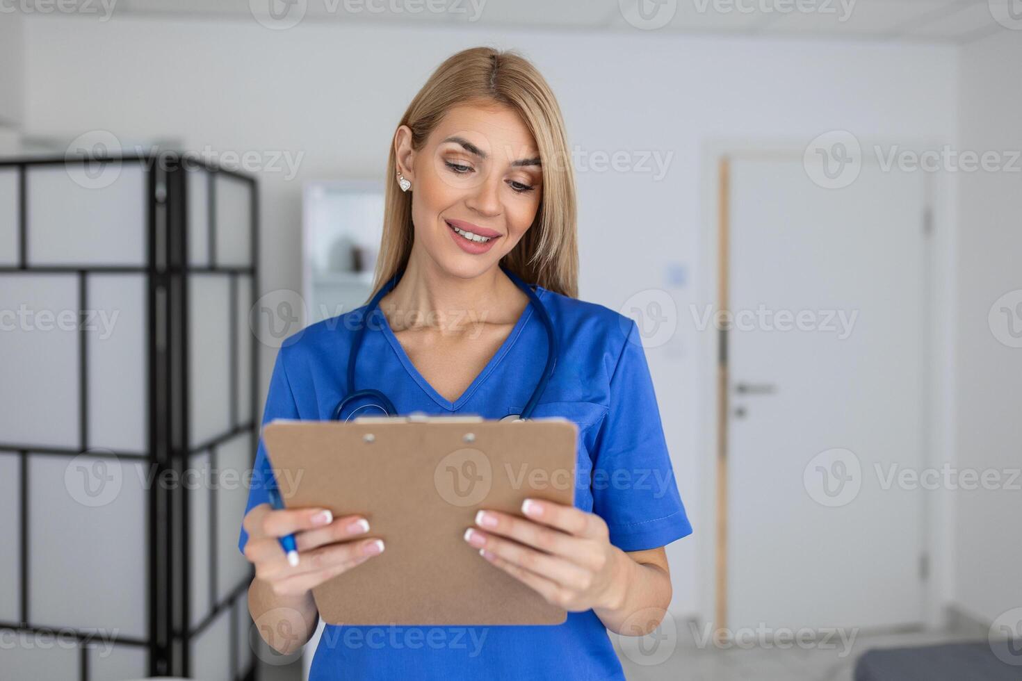 porträtt av ung kvinna läkare stående i klinik kontor, fyllning ut medicinsk form på urklipp. foto