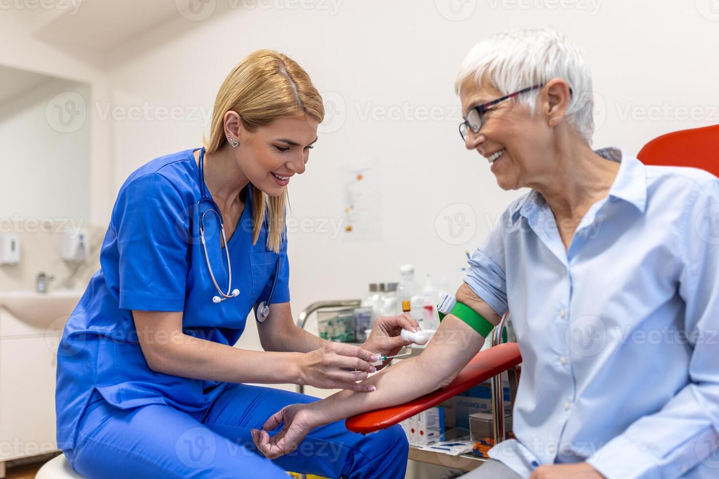 förberedelse för blod testa med senior kvinna förbi kvinna läkare medicinsk enhetlig på de tabell i vit ljus rum. sjuksköterska genomborrar de patientens ärm ven med nål tom rör. foto