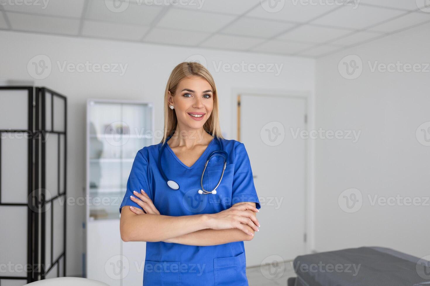 porträtt av ung kvinna läkare stående i klinik kontor, fyllning ut medicinsk form på urklipp. foto