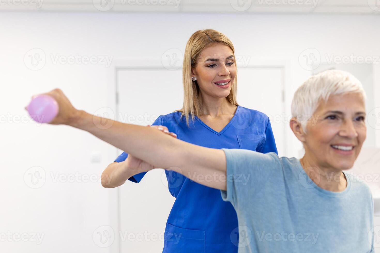 professionell terapeuter är stretching muskler, senior patient med onormal muskulös symtom, fysisk rehabilitering terapier och behandling av fysiologisk störningar förbi sjukgymnaster begrepp. foto