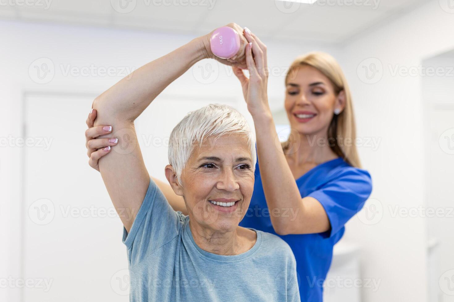 professionell terapeuter är stretching muskler, senior patient med onormal muskulös symtom, fysisk rehabilitering terapier och behandling av fysiologisk störningar förbi sjukgymnaster begrepp. foto