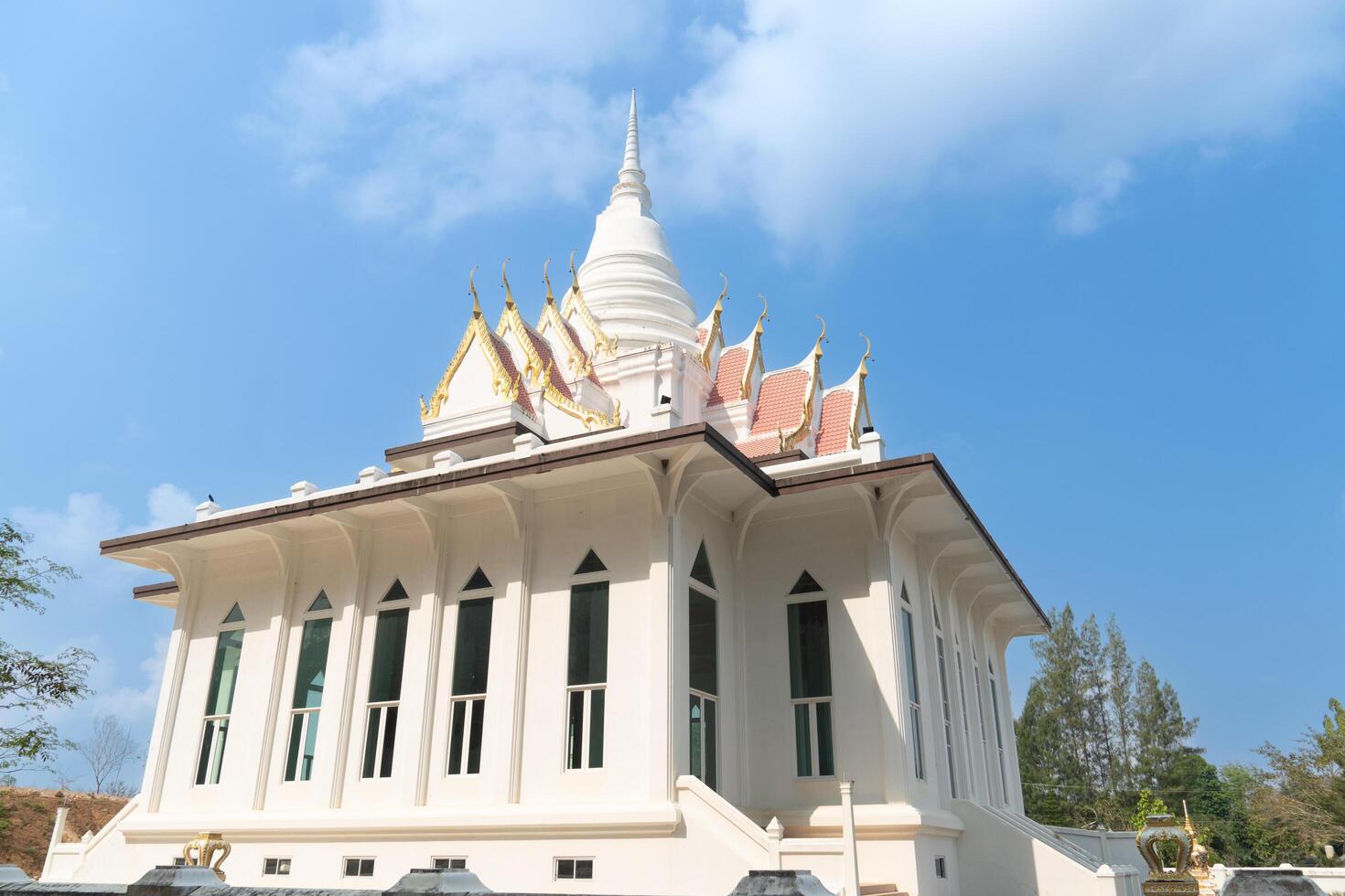 vit pagod i thai tempel med blå himmel och moln bakgrund. på wat tham khao bot prov wangchan rayong thailand. foto