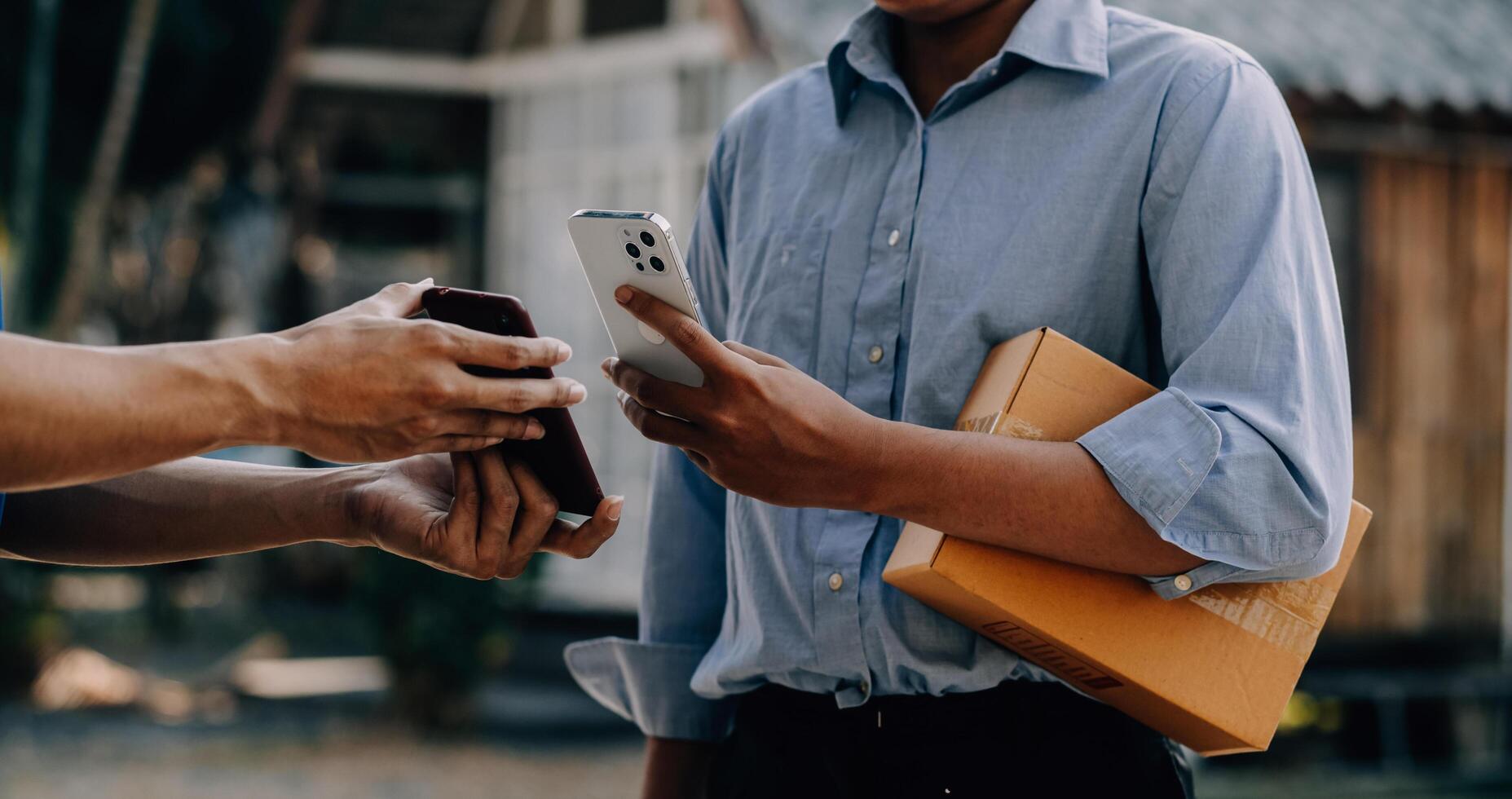 affärskvinna starta småföretag entreprenör sme framgång .frilansande kvinna som arbetar hemma med paketleverans online. sme och förpackningsleveranskoncept foto