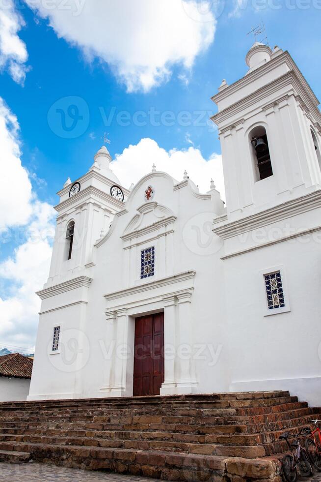 katedral av helgon michael de ärke belägen på de central fyrkant av de arv stad av guaduas i colombia foto