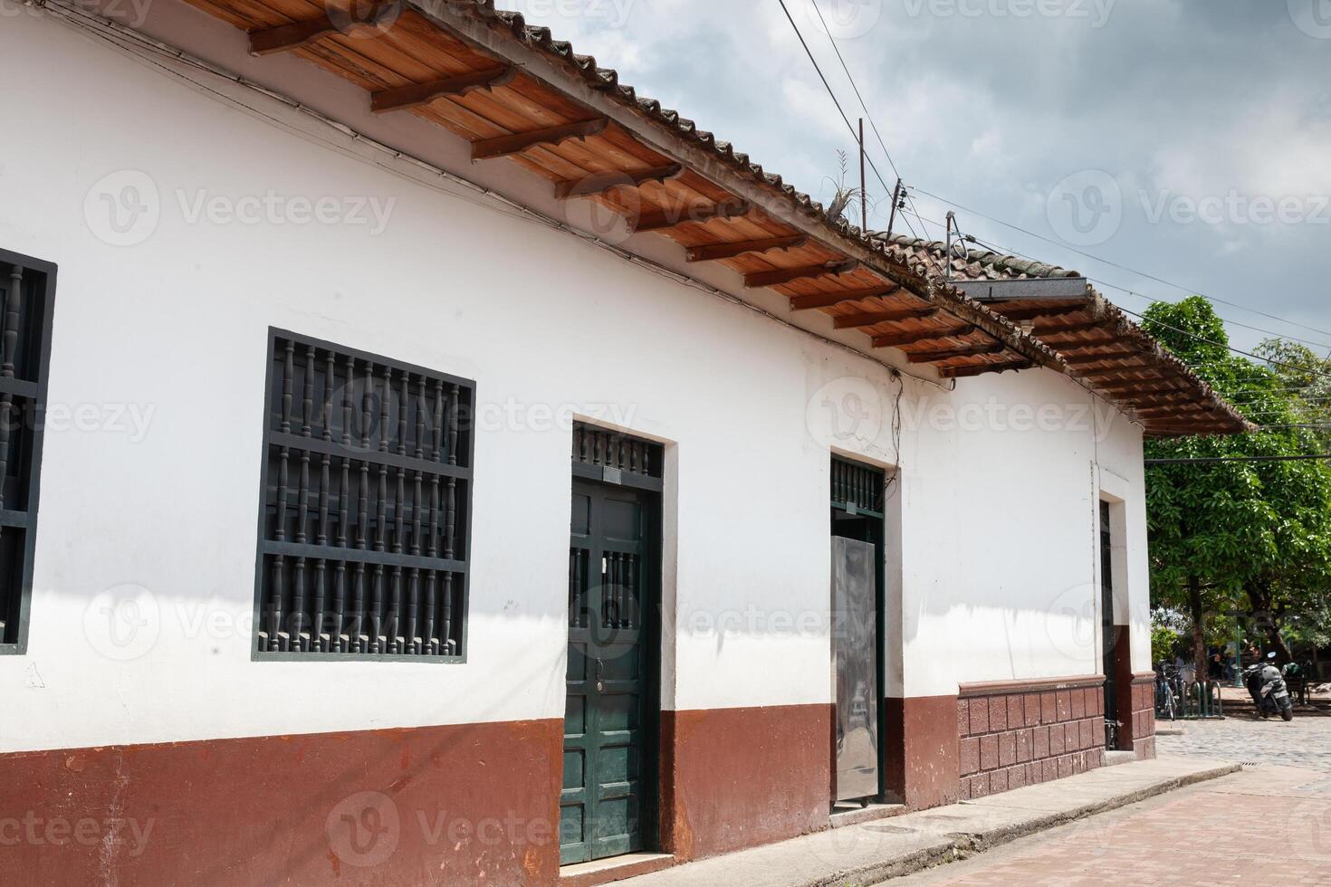 se av de skön gator av de arv stad av guaduas belägen i de avdelning av cundinamarca i colombia. foto