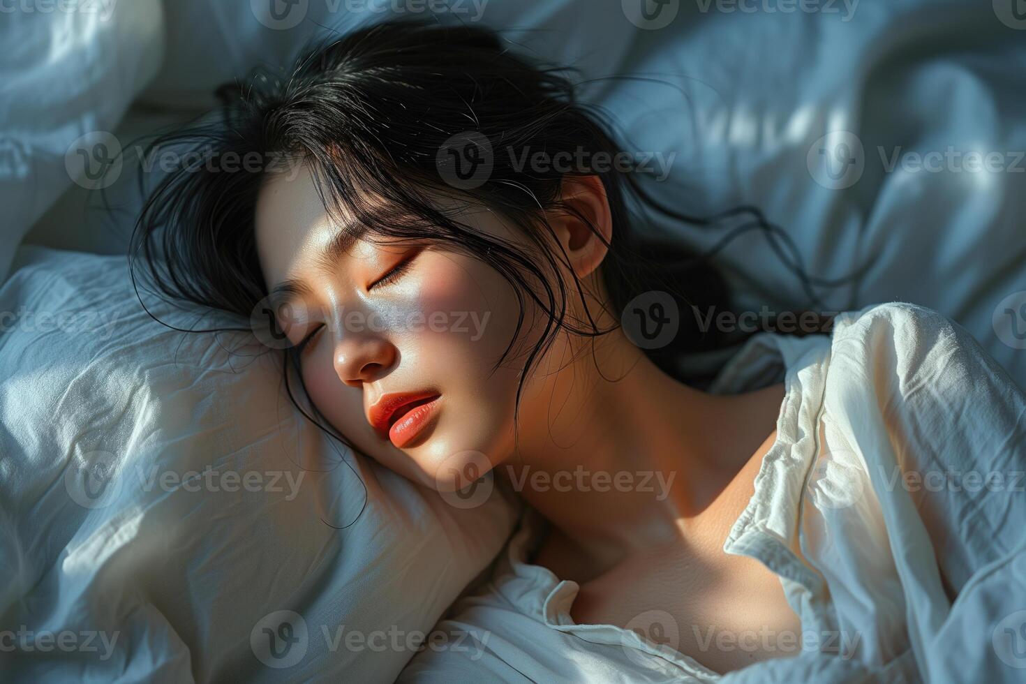 ai genererad skön ung kvinna i pyjamas sovande i säng på tidigt morgon- foto