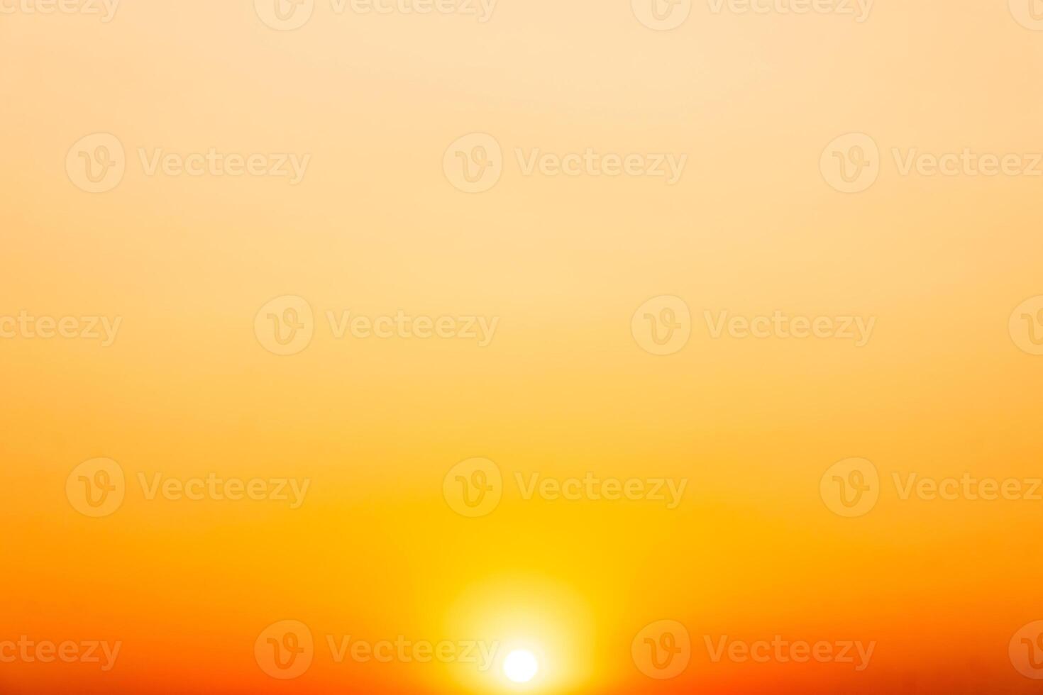 skön , lyx mjuk lutning orange guld moln och solljus på de blå himmel perfekt för de bakgrund, ta i evighet, skymning, stor storlek, hög definition landskap Foto
