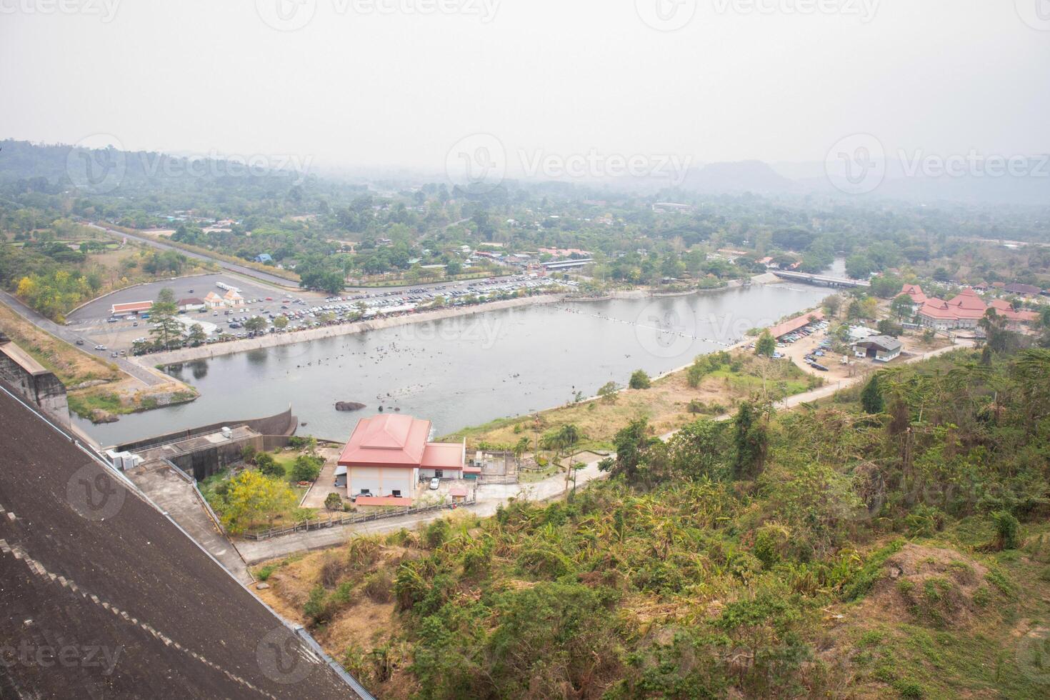 landskap se av khundan prakanchon damm, nakhon nayok provins foto