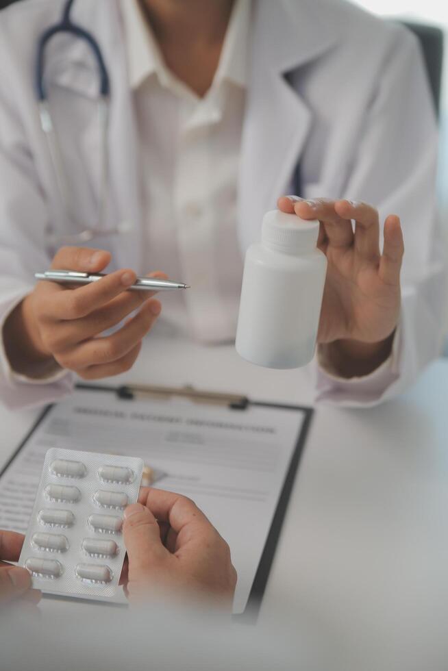 sjukvård service och apotek arbetstagare med kund på Lagra disken för medicin förklaring. farmaceutisk råd och åsikt av apotekare portion flicka med medicin information. foto