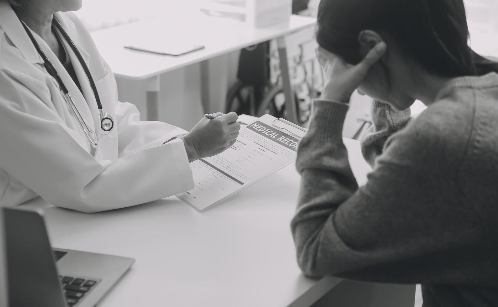 stänga upp allvarlig läkare bär medicinsk ansikte mask hört mogna kvinna patient på utnämning i kontor, läkare förklara behandling, ger rekommendationer, äldre generation sjukvård foto