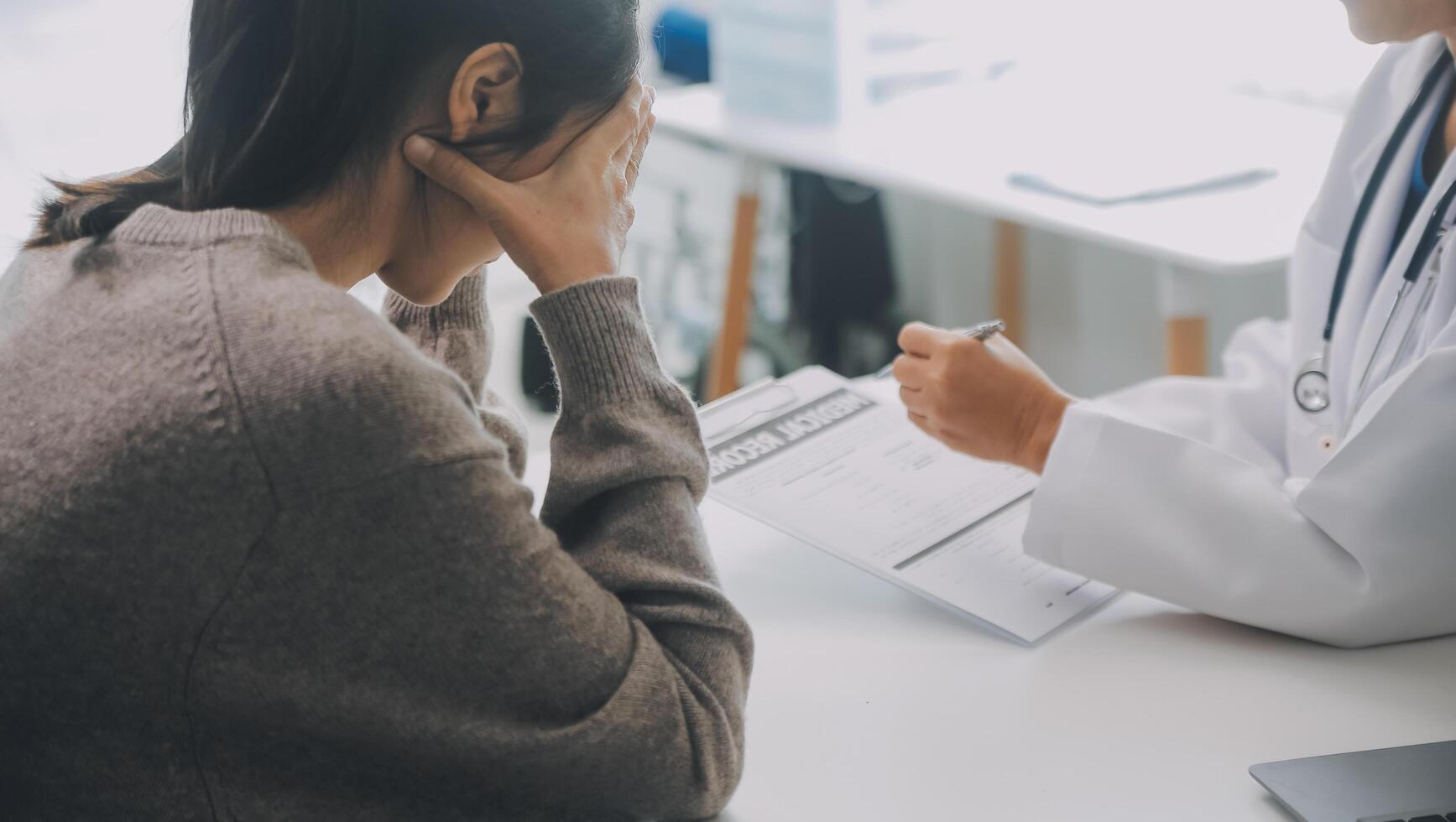 stänga upp allvarlig läkare bär medicinsk ansikte mask hört mogna kvinna patient på utnämning i kontor, läkare förklara behandling, ger rekommendationer, äldre generation sjukvård foto