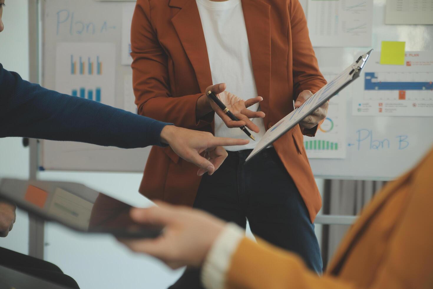 team av ung asiatisk entreprenör ha allvarlig och oenighet i team möte för kommande projekt för marknadsföring och försäljning förvaltning med skyskrapa se för företag börja och utbildning begrepp foto