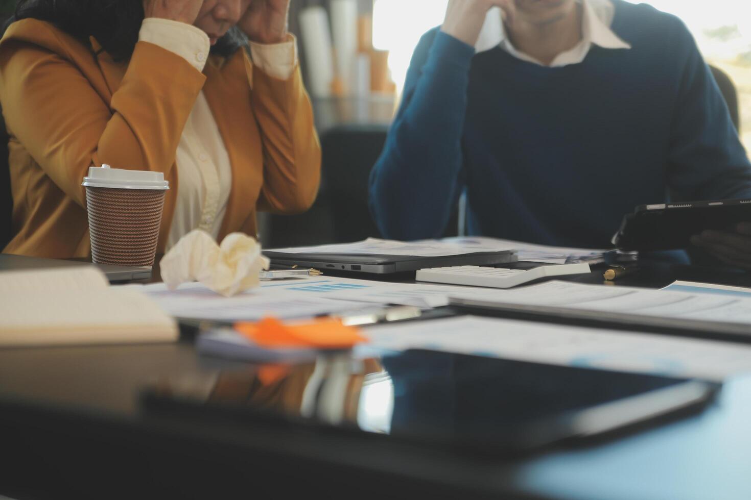 team av ung asiatisk entreprenör ha allvarlig och oenighet i team möte för kommande projekt för marknadsföring och försäljning förvaltning med skyskrapa se för företag börja och utbildning begrepp foto