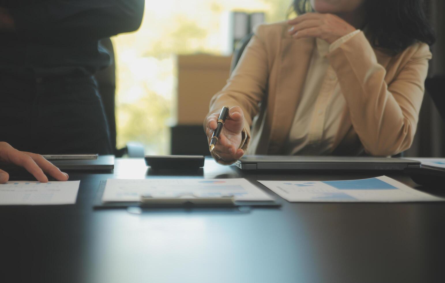 företag team samarbete diskuterar arbetssätt analyserar med finansiell data och marknadsföring tillväxt Rapportera Graf i team, presentation och brainstorming till strategi planera framställning vinst av företag. foto