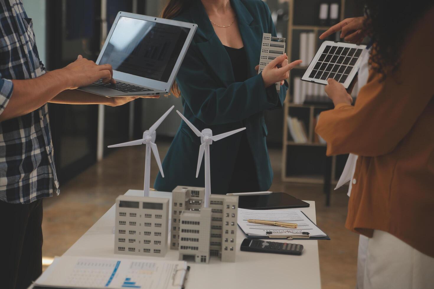 elektrisk ingenjör med affärsman diskuterar ny projekt installation sol- cell panel på de tak av byggnad. alternativ energi begrepp. foto