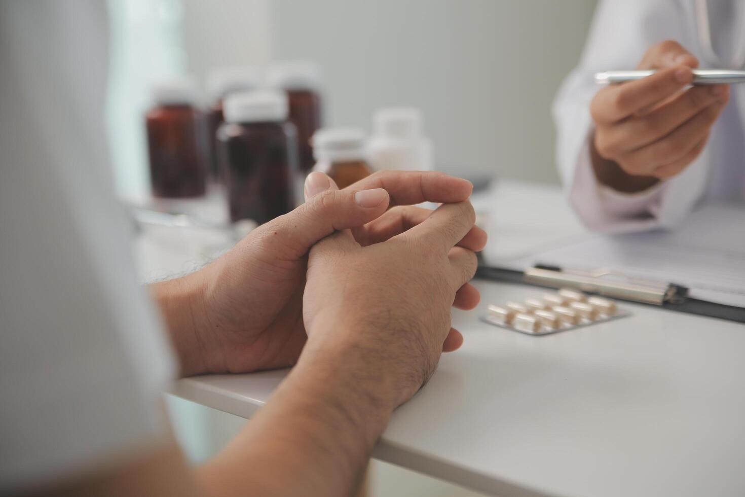 sjukvård service och apotek arbetstagare med kund på Lagra disken för medicin förklaring. farmaceutisk råd och åsikt av apotekare portion flicka med medicin information. foto