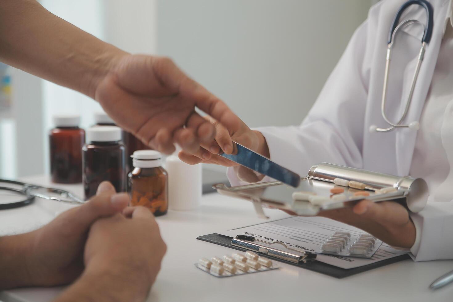 sjukvård service och apotek arbetstagare med kund på Lagra disken för medicin förklaring. farmaceutisk råd och åsikt av apotekare portion flicka med medicin information. foto