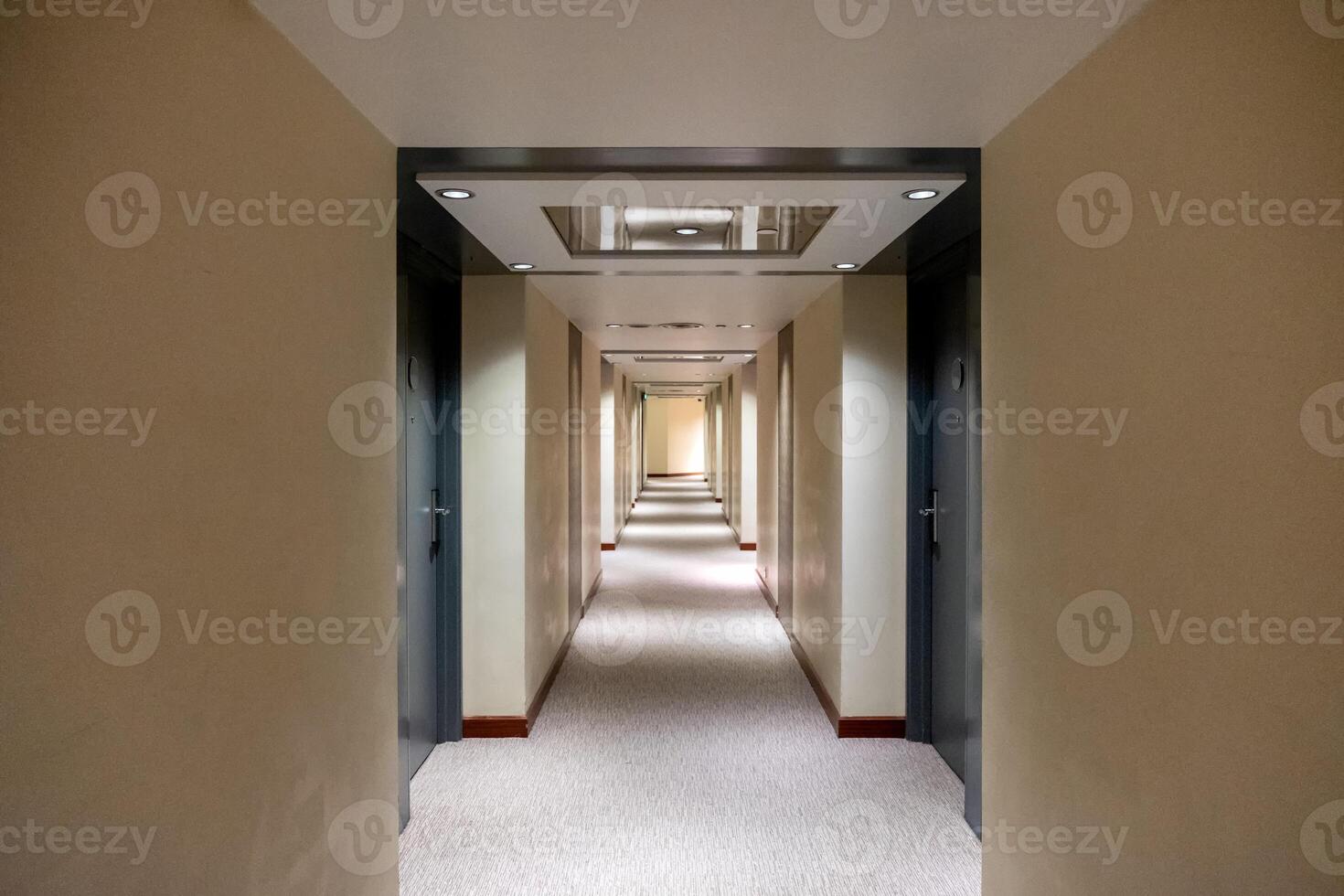 tömma korridor med stängd rader dörr med belysning dekoration foto
