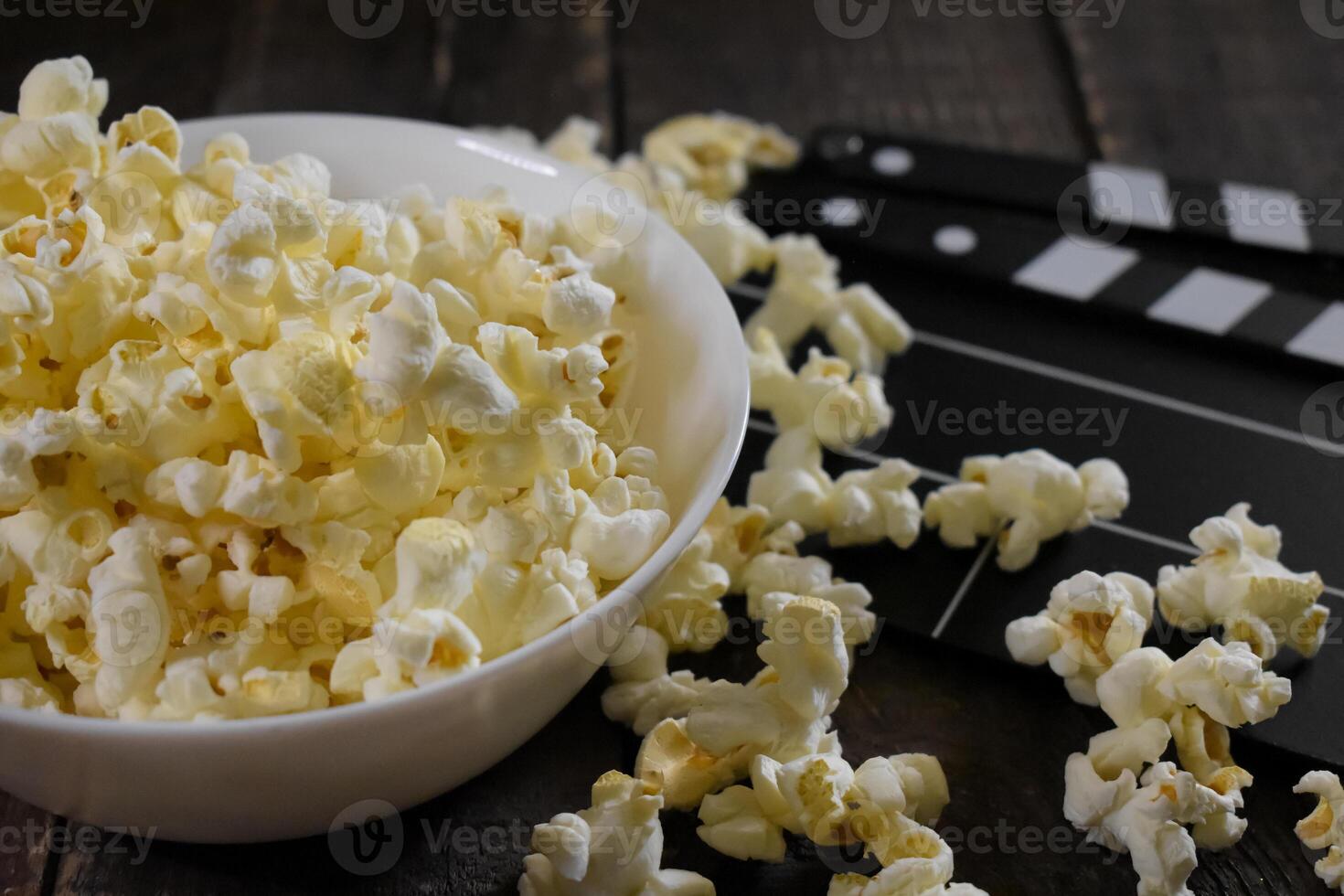 popcorn på en trä- bakgrund foto