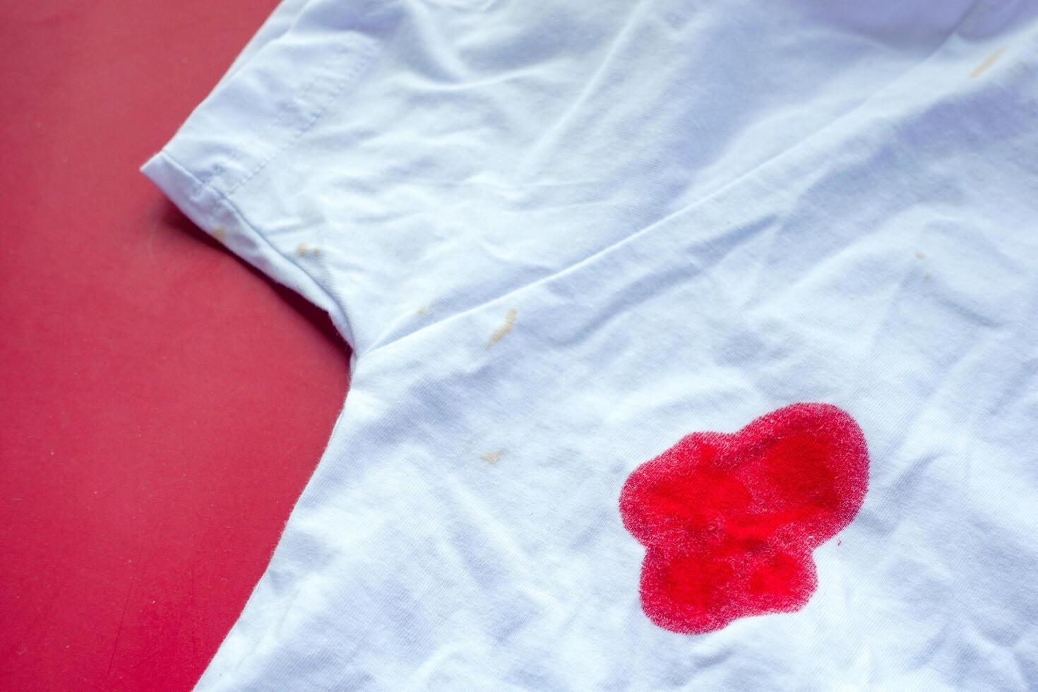 blod fläckar på en vit skjorta. foto