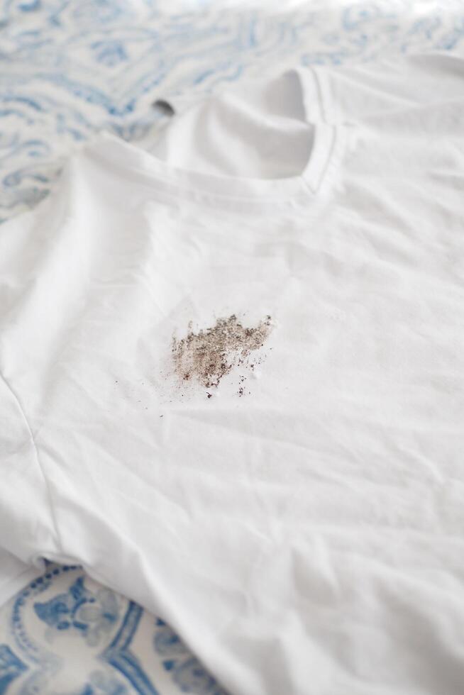 vit Färg smutsig skjorta, som visar framställning färga foto