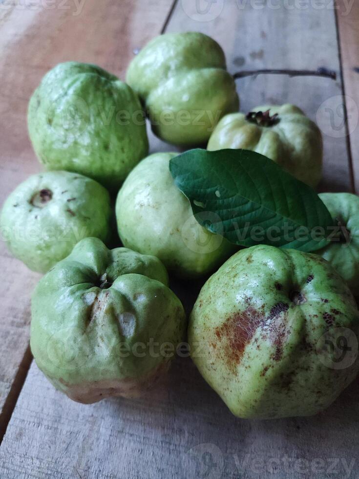 nyligen plockade kristall guava isolerat på trä- bakgrund foto