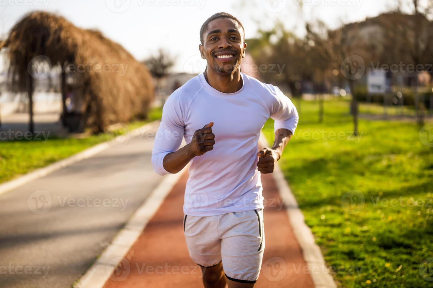 ung afrikan-amerikan man är joggning i de stad. foto